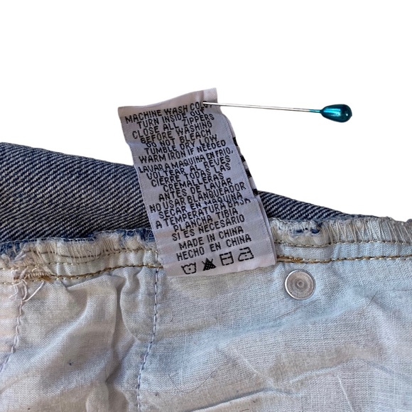 TWELVE HIGH-RISE DESTROYED JEAN SHORTS - Picture 2 of 8